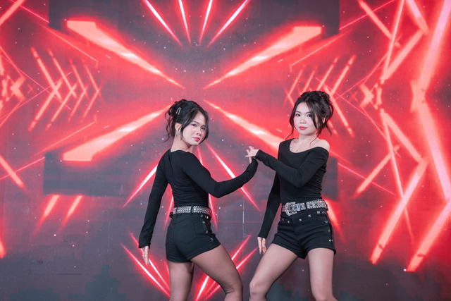 Dynamic duo Dung and Hằng igniting the stage with “TROUBLE MAKER”