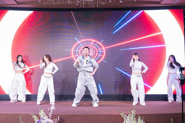 The hall erupting with excitement during “Đi Tìm Tình Yêu” performed by Minh Phuong