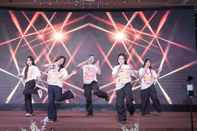 The dance performance “Hò Vươn Mình” by the THSoft Dance Club