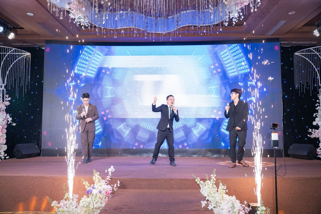 Energetic and vibrant trio performance “Vinh Quang Đang Chờ Ta”