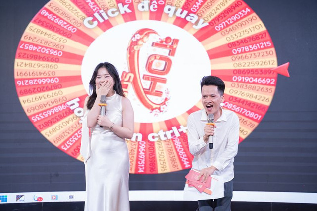 Bright smiles and enthusiastic cheers filled the moment as the lucky wheel spun.