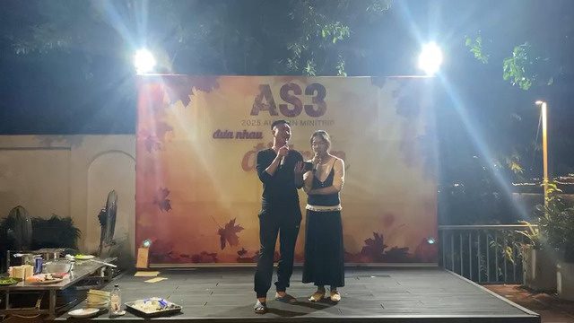  An emotional duet by Captain Xuyên and his wife